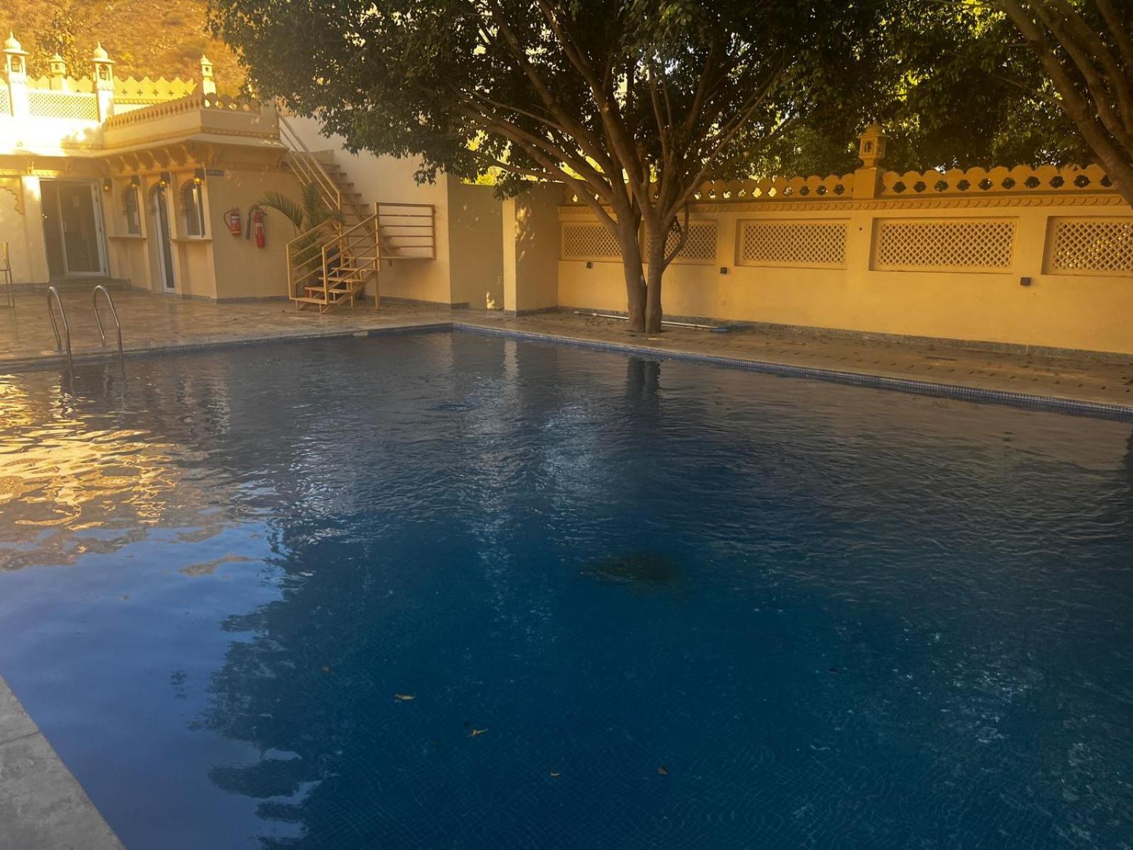 Lokesh Hotel Talai  Bagian luar foto